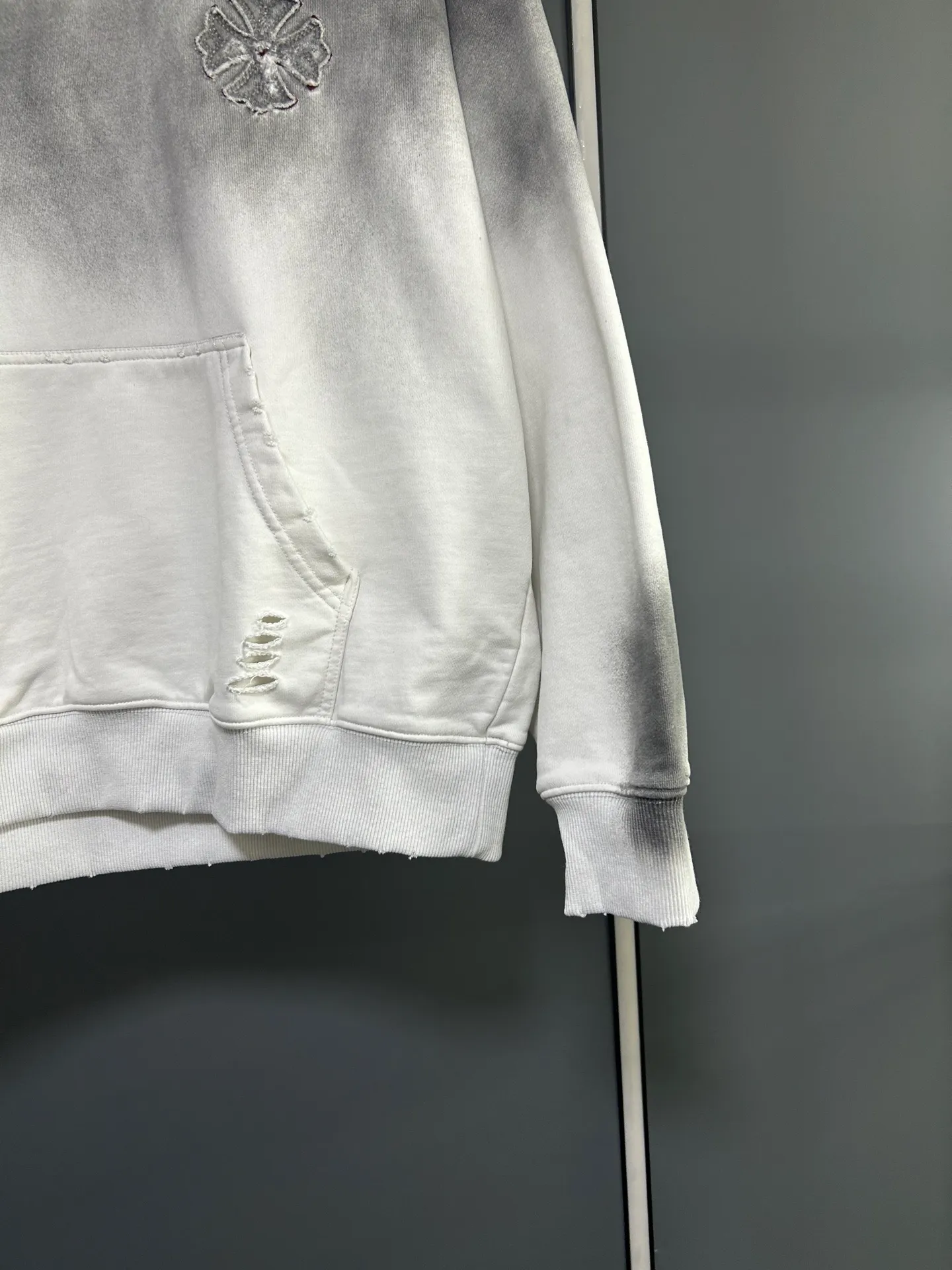 P310 𝗖𝗵𝗿𝗼𝗺𝗲 𝗛𝗲𝗮𝗿𝘁𝘀/Cro Heart 2025 Cross Patch Embroidery Summer New Original Single Counter American Acid Washed Distressed Laser Burnt Patch Embroidery Couple Casual Hooded Sweatshirt 👑The highest version! Customized fabric 440g tripe terry fabric! American acid-washed and distressed original fabric laser burnt ✟appliqué embroidery and exquisite embroidery of letters! The best-selling model at the counter. It is very comfortable to wear. It is low-key yet luxurious. It is very classy when worn. The large size and tailoring are needless to say. The upper body is exquisite and vivid. 👍High-end first-class materials. A truly palace-level product. The cotton from Turkey is of outstanding quality. After heavy washing, the clothes are very soft! Not picky, the upper body is absolutely stylish and extremely luxurious. Auxiliary materials: The original model has been authenticated and labeled ➕100% silk washed with water label. Genuine purchase-grade original hangtag➕matching hanging rope➕3D hanging beads➕original packaging bag. Craftsmanship: The original version has consistent wiring! The highest version of the armhole matching technique! Countless times of pattern making to 100% restore the original appearance! The correct version is the same for men and women, super eye-catching, super good-looking, and super atmospheric! Color: black, white and gray Size, XS S M L